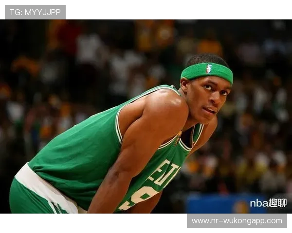 凯里·欧文这裤子到底存货多少，球场上穿得比饭店服务员还随性？