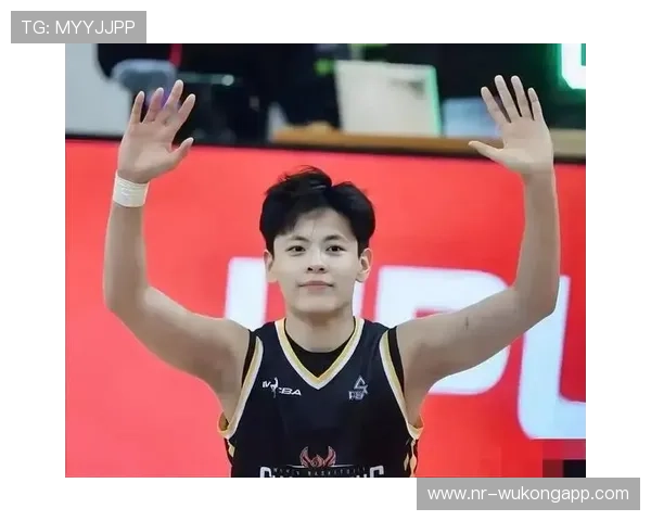 杨舒予这生活节奏也太反差了吧，训练场上猛如虎，下了场秒变逛街少女？