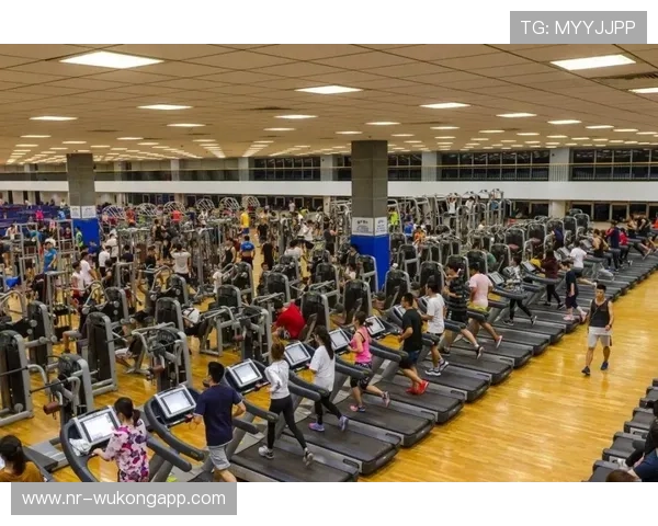 肖若腾凌晨健身房独自挥汗，估计普通人撑不到十分钟