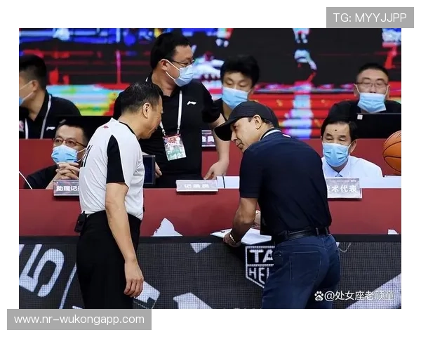 篮球裁判如何依据判罚优先级规则判定同时发生的犯规与违例
